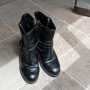 Black shinny ankle boot